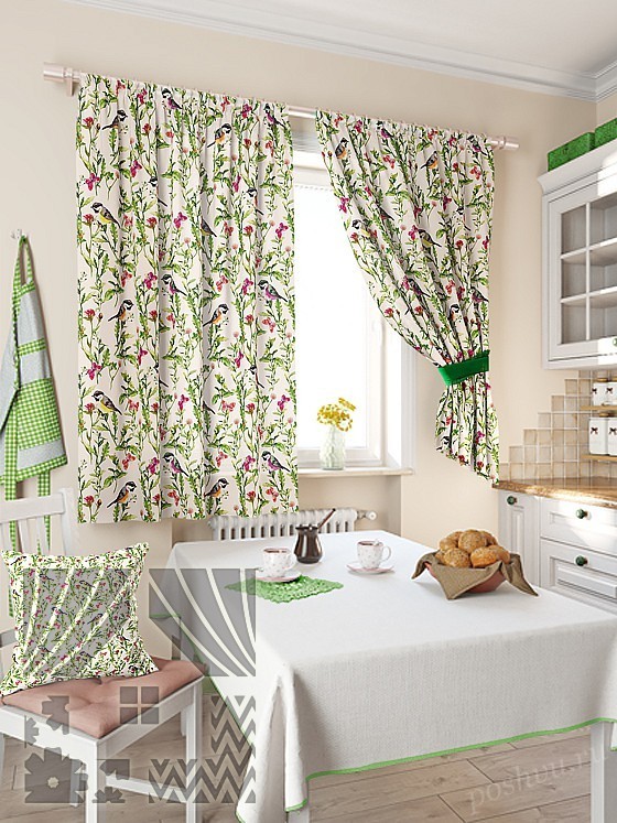 Комплект штор для кухни с веселым флористическим принтом и подхватами