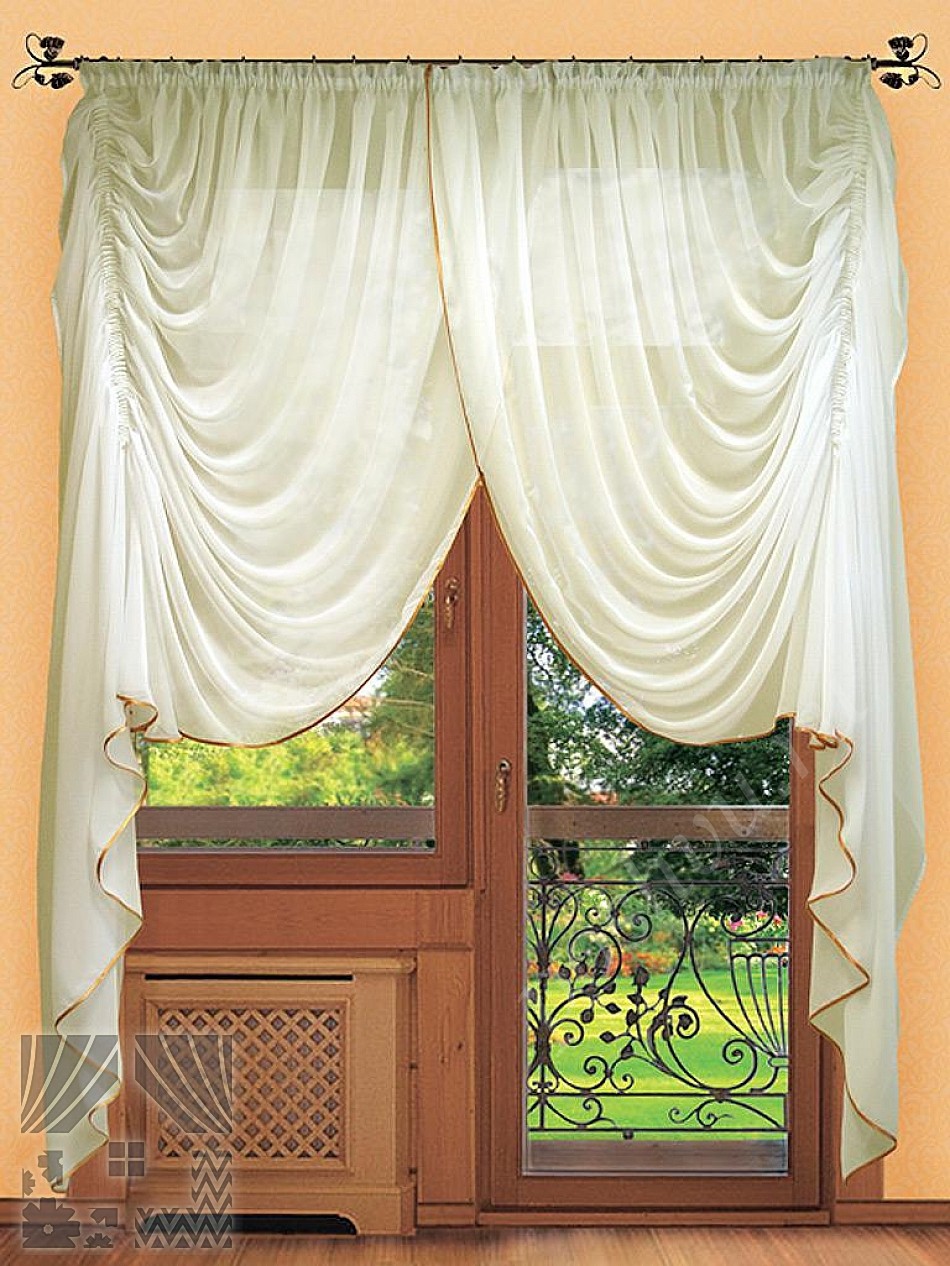 Легкий комплект штор для гостиной сливочного цвета декорированные золотой окантовкой