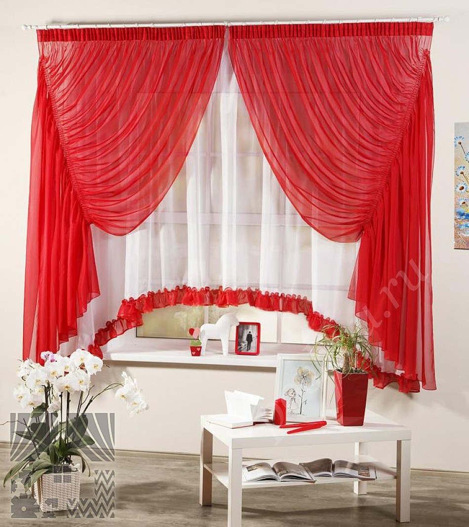 Многослойный  комплект штор с красной аркой и нежным тюлем белого цвета с красной отделкой в итальянском стиле