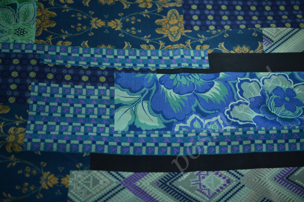 Шелковая ткань в необычный геометрический узор с цветочными элементами в синих тонах
