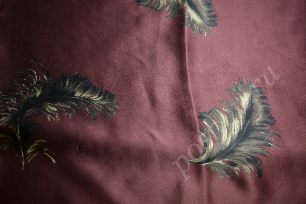 Шелковая ткань марсалового оттенка с изображением перьев