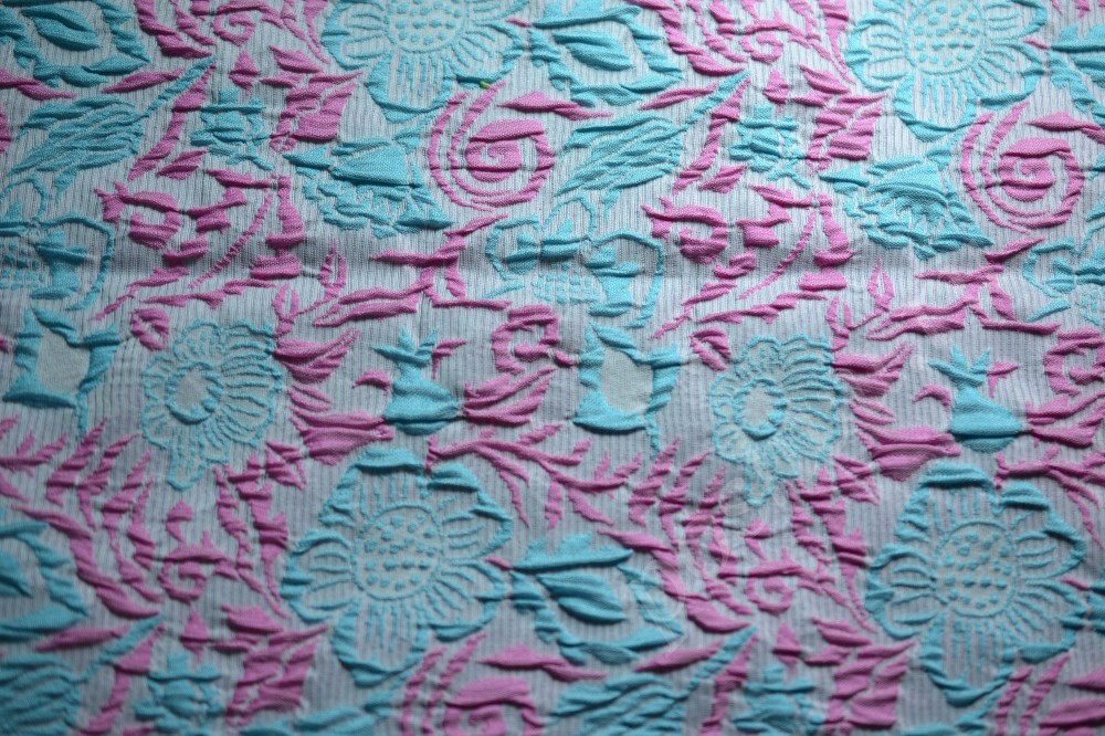 Жаккардовая ткань голубого цвета в рельефный узор голубого и розового оттенков