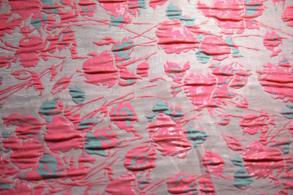 Жаккардовая ткань серо-розового цвета в флористический узор