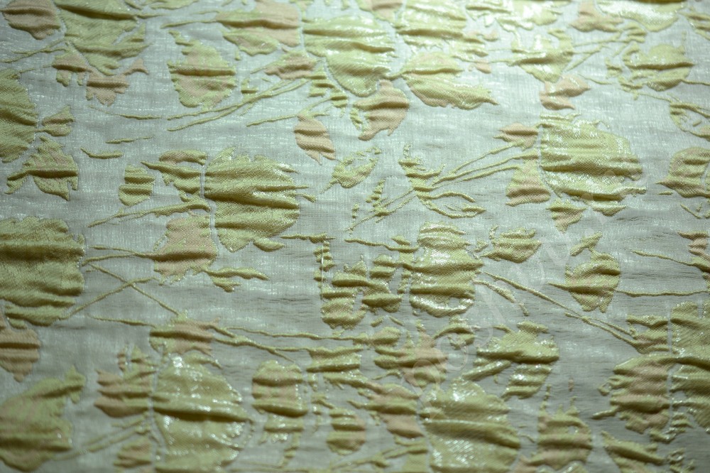 Жаккардовая ткань серебристого оттенка в узор желто-бежевого цвета