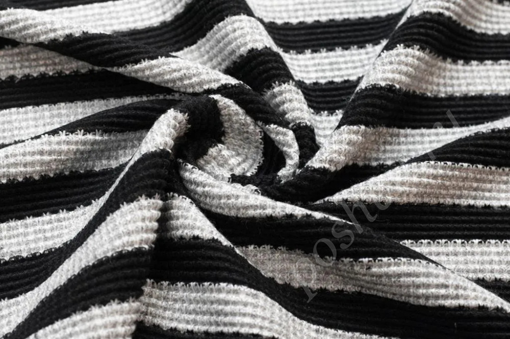 Трикотажная фактурная ткань в широкую черно-серую полоску
