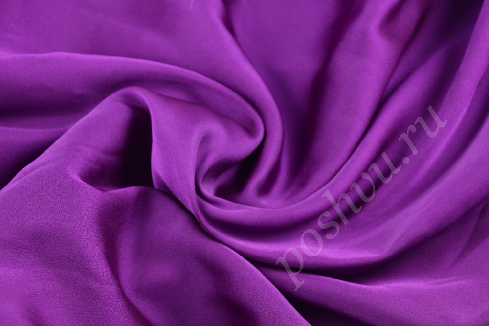 Ткань темный пурпурный шелк с лаконичным однотонным дизайном