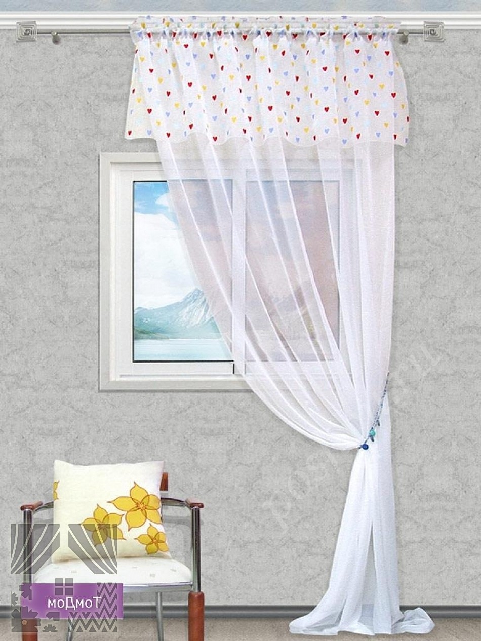 Классический белый тюль с ламбрекеном украшенным мелким рисунком для гостиной или спальни