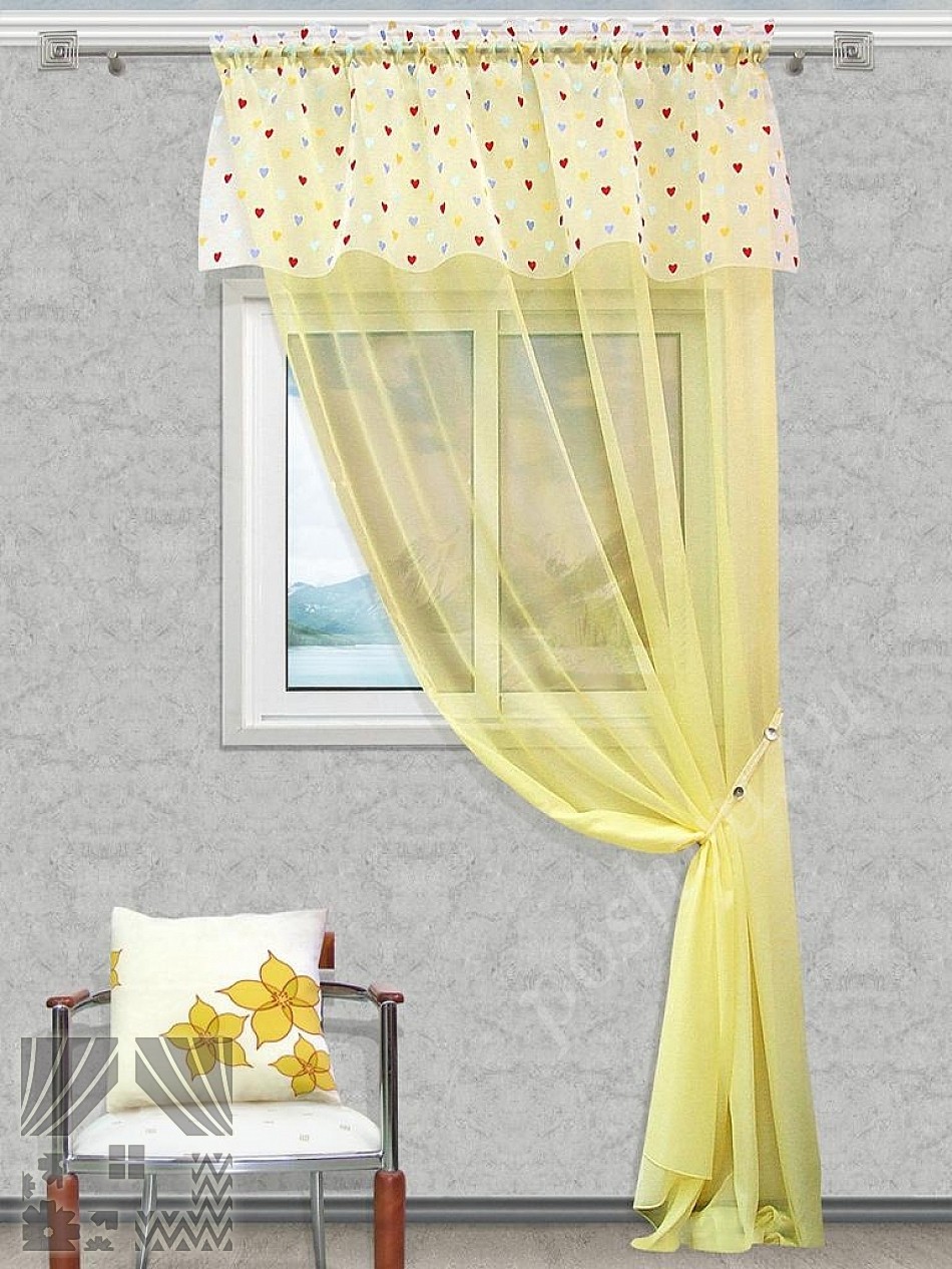 Солнечный тюль желтого цвета с ламбрекеном украшенным мелким рисунком для гостиной или спальни
