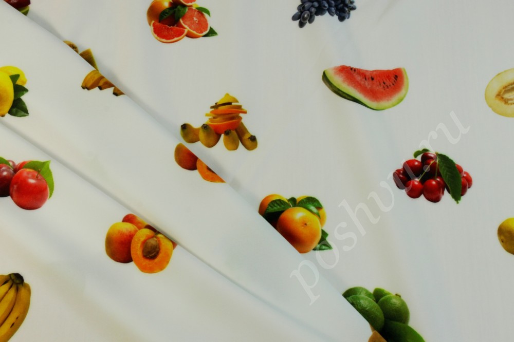 Блузочная ткань белого цвета с фруктовым принтом