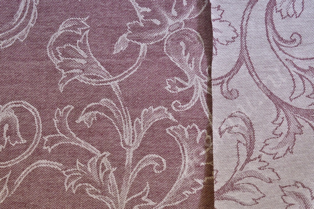 Жаккардовая ткань для скатертей пурпурного цвета с узором