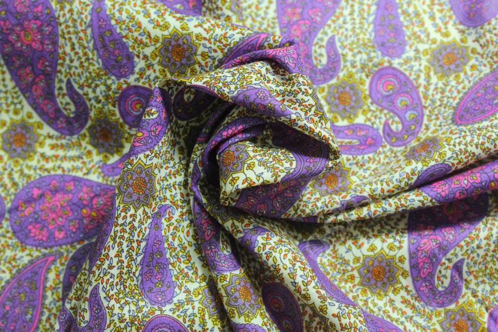 Сорочечная ткань светлого оттенка в фиолетовых огурцах