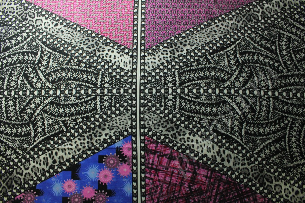 Трикотажная ткань в необычный орнамент черного, белого, розового и синего оттенков