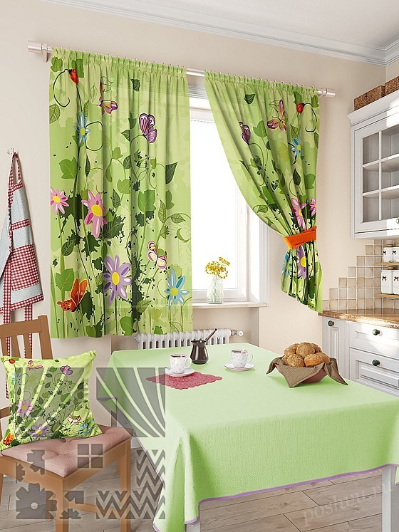 Эффектный комплект штор для кухни в зеленых тонах с флористическим принтом