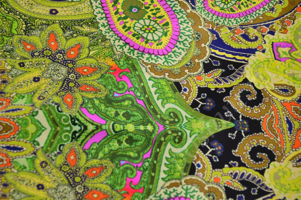 Изысканная шёлковая ткань с потрясающим рисунком в зелёных тонах
