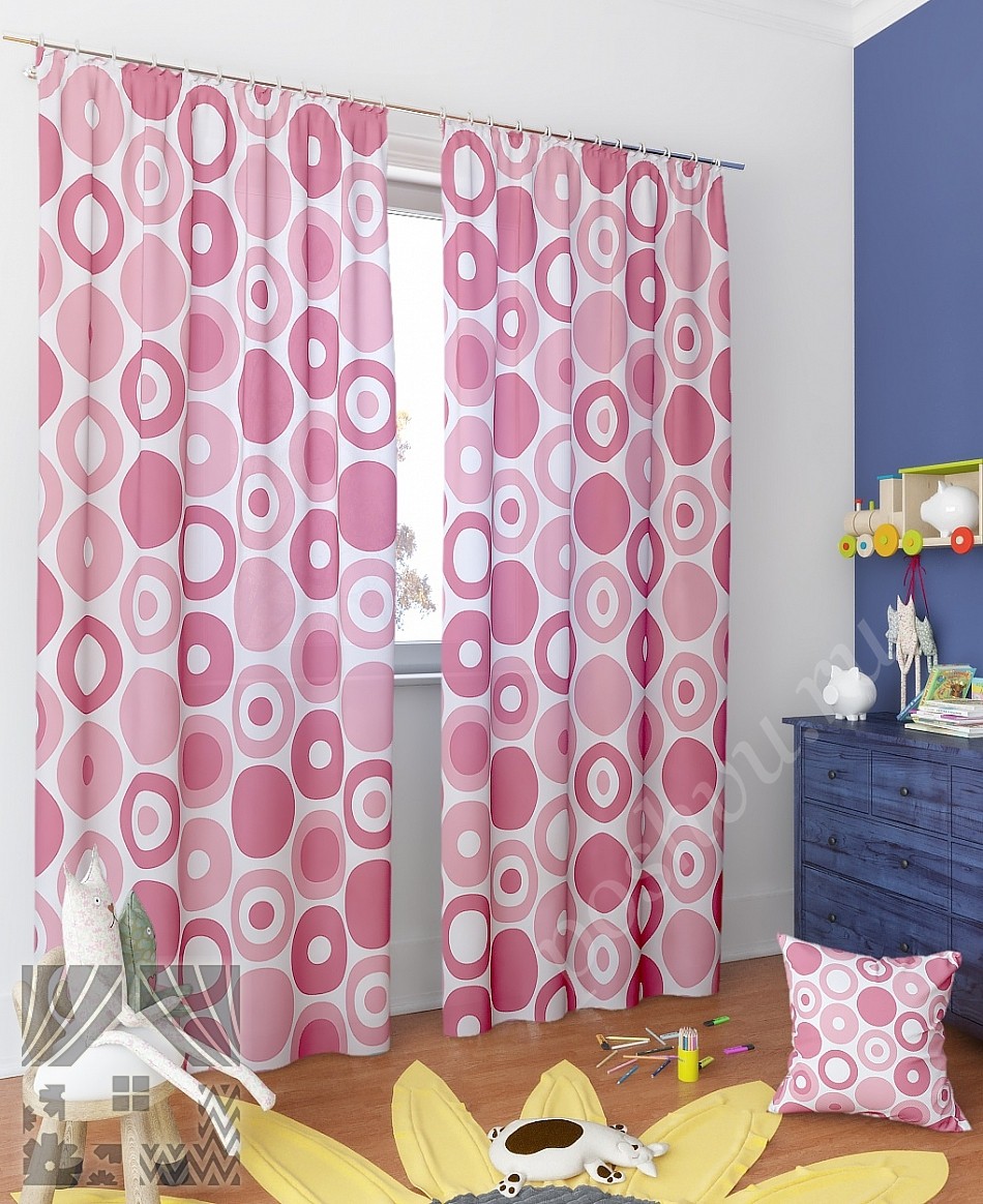Комплект штор для комнаты девочки-подростка в розовых тонах с оригинальным принтом