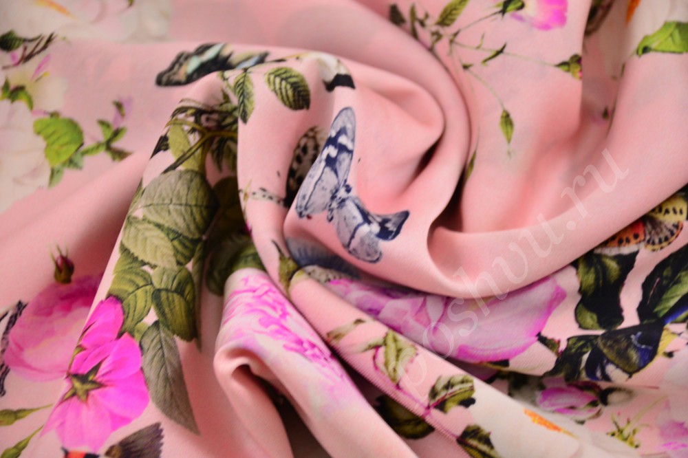 Соблазнительная ткань в розовых тонах от  Salvatore Ferragamo (Сальваторе Феррагамо) с цветочным принтом