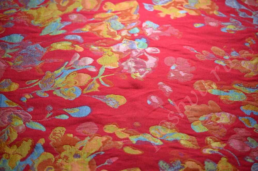 Костюмная ткань красного оттенка с желто-синим набивным рисунком