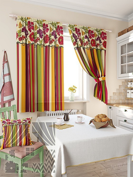 Красочный комплект готовых штор для кухни в полоску с цветочным орнаментом