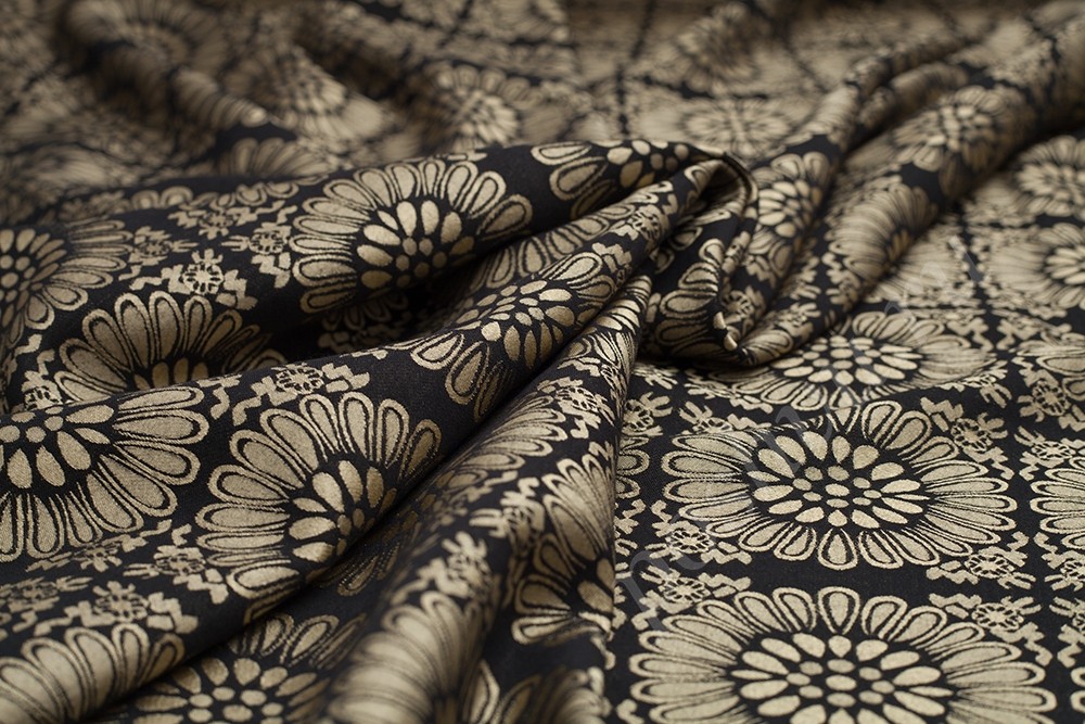 Жаккардова ткань черно-бежевого оттенка с орнаментом
