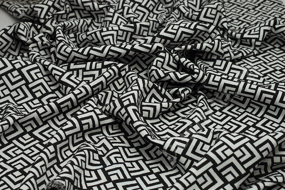 Жаккардовая ткань черно-белого оттенка с геометрическим узором