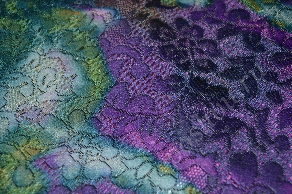 Ткань жаккард в фиолетовые, зеленые и белые абстрактные пятна