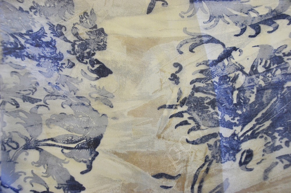 Ткань органза бежево-белого цвета с синим узором