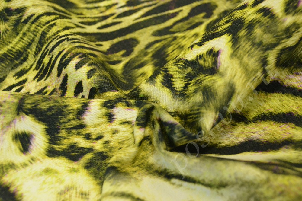 Сатиновая ткань с анималистическим узором оливкового цвета