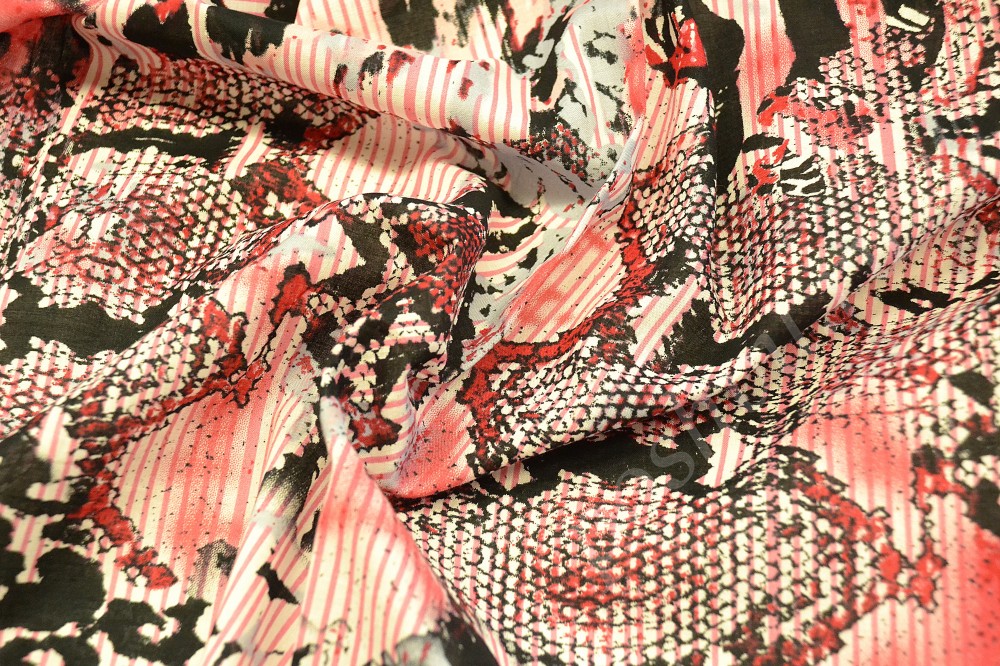 Сорочечная ткань с анималистическим узором бордово-чёрного-белого цвета