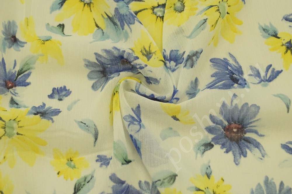 Шифоновая ткань белого цвета с синими и жёлтыми цветами