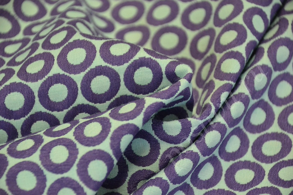 Ткань жаккард белого оттенка в фиолетовые кружочки