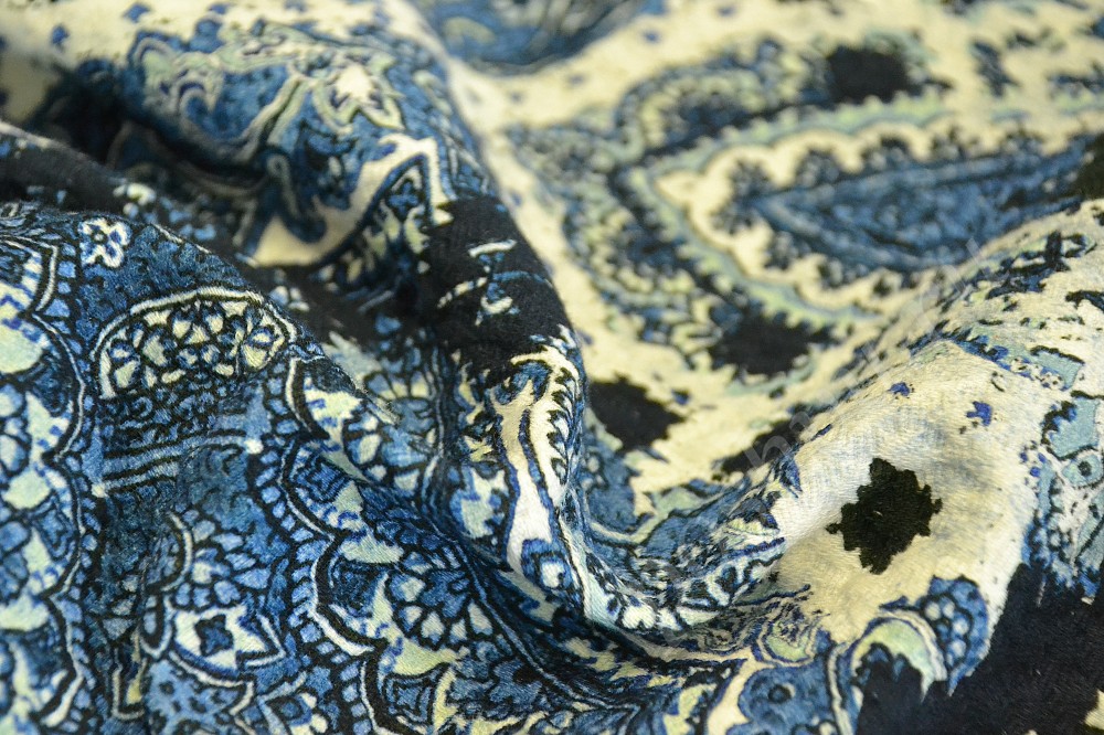 Ткань жаккард светло-синего оттенка с орнаментом