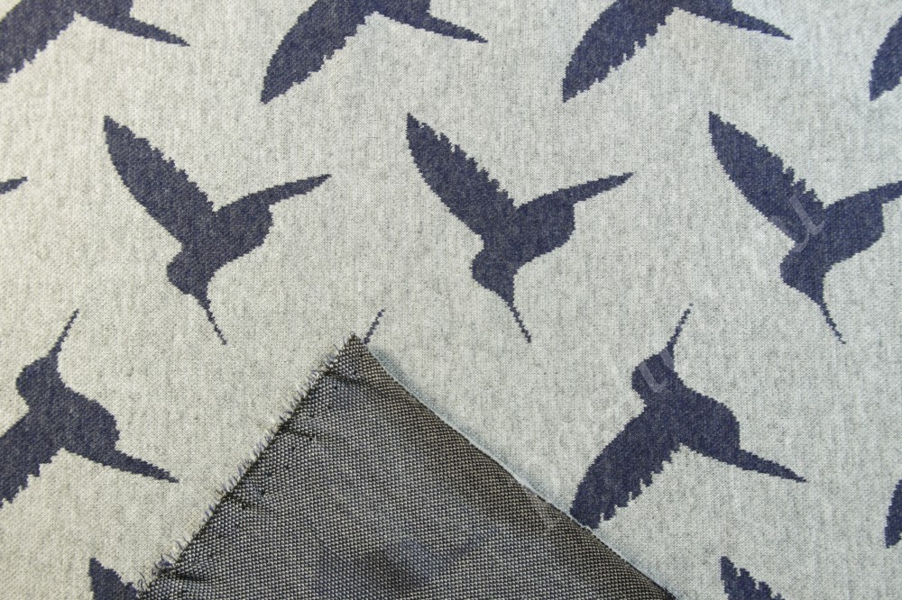 Трикотажная ткань серого цвета в маленьких колибри