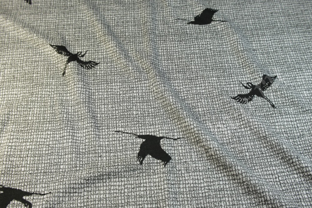Трикотажная ткань серого оттенка в райских птицах