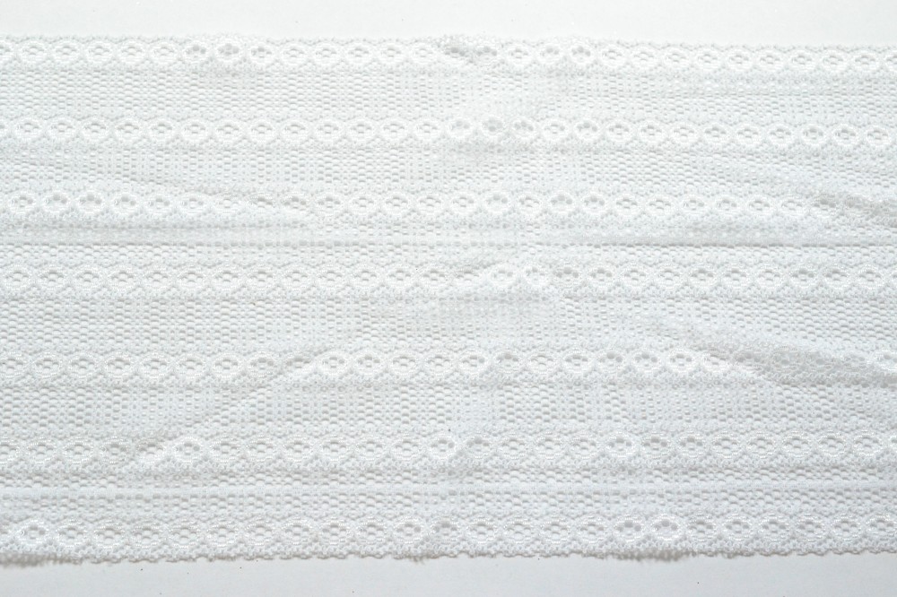 Ткань кружево белого цвета с геометрическим узором