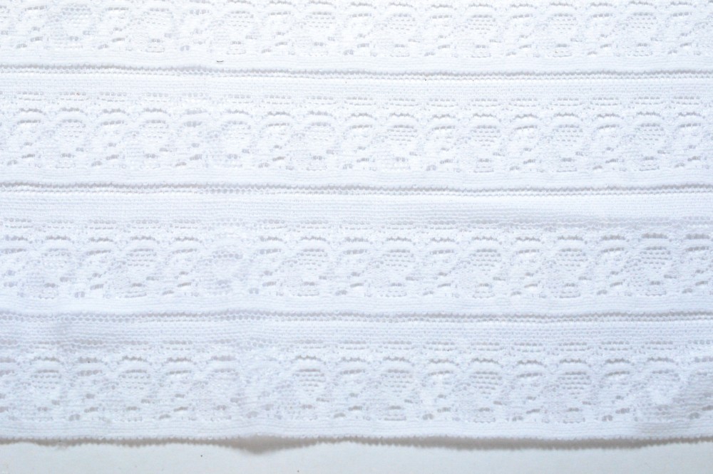 Ткань кружево белого оттенка с оригинальным орнаментом