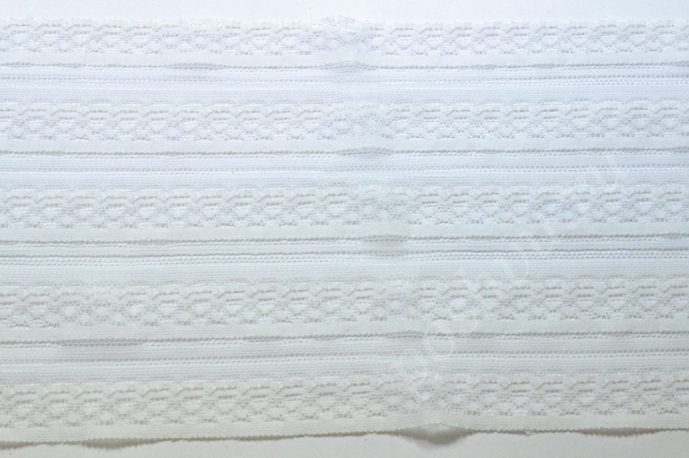Кружевная ткань белого цвета с орнаментом