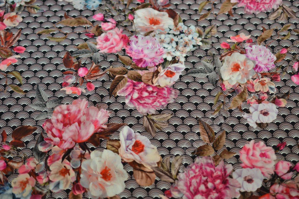 Шелковая ткань в розах белого и розового оттенков