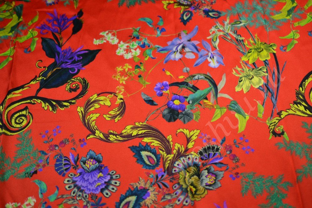 Шелковая ткань Gucci красного оттенка с цветочным рисунком
