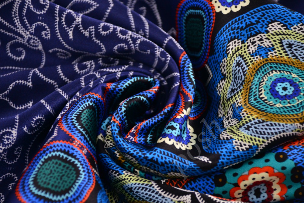 Эффектная шёлковая ткань модного оттенка navy с ярким орнаментом