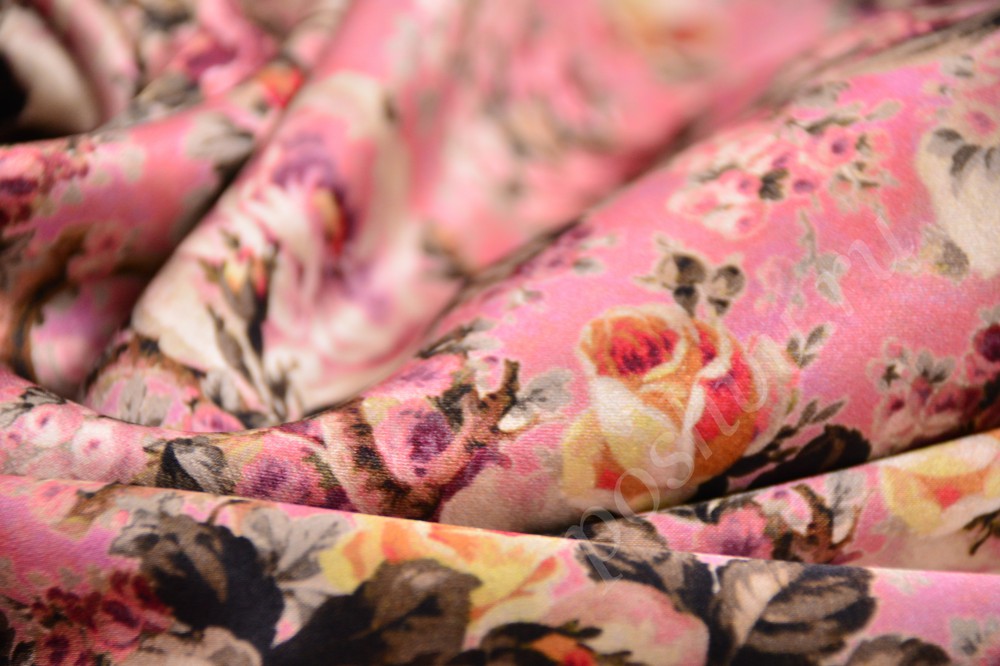 Эффектная шёлковая ткань с нежным цветочным принтом из чайных роз