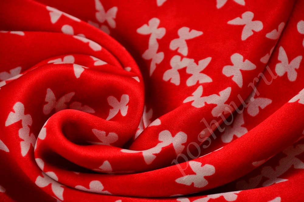 Красная шёлковая ткань с анималистическим принтом в виде бабочек