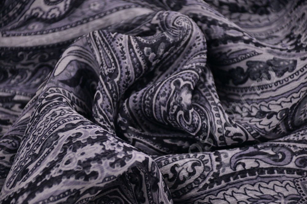 Натуральная шёлковая ткань с контрастным чёрно-белым орнаментом
