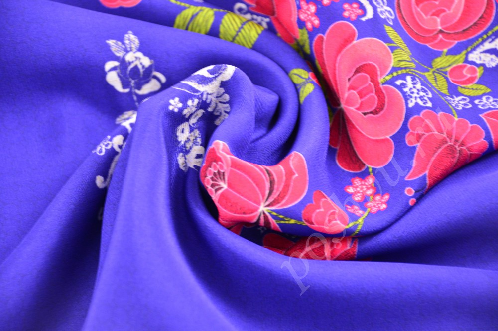 Женственная шёлковая ткань с красивым цветочным принтом