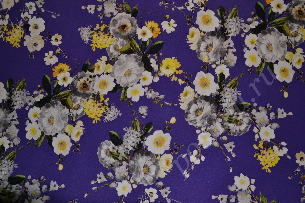 Ткань шелк матовый фиолетового цвета в белых и желтых цветах