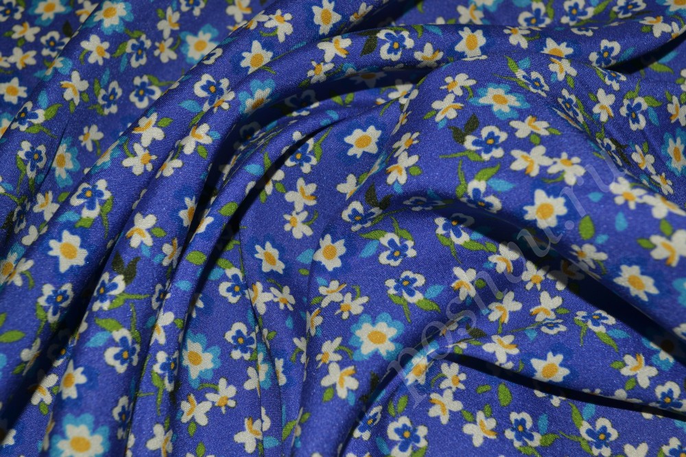 Ткань шелк матовый синего цвета в былых цветах