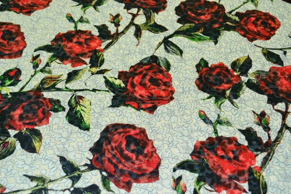 Ткань жаккард бело-серого оттенка в красные розы