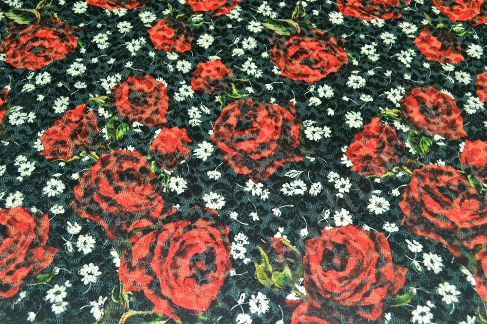 Ткань жаккард черного оттенка в белые цветы и красные розы