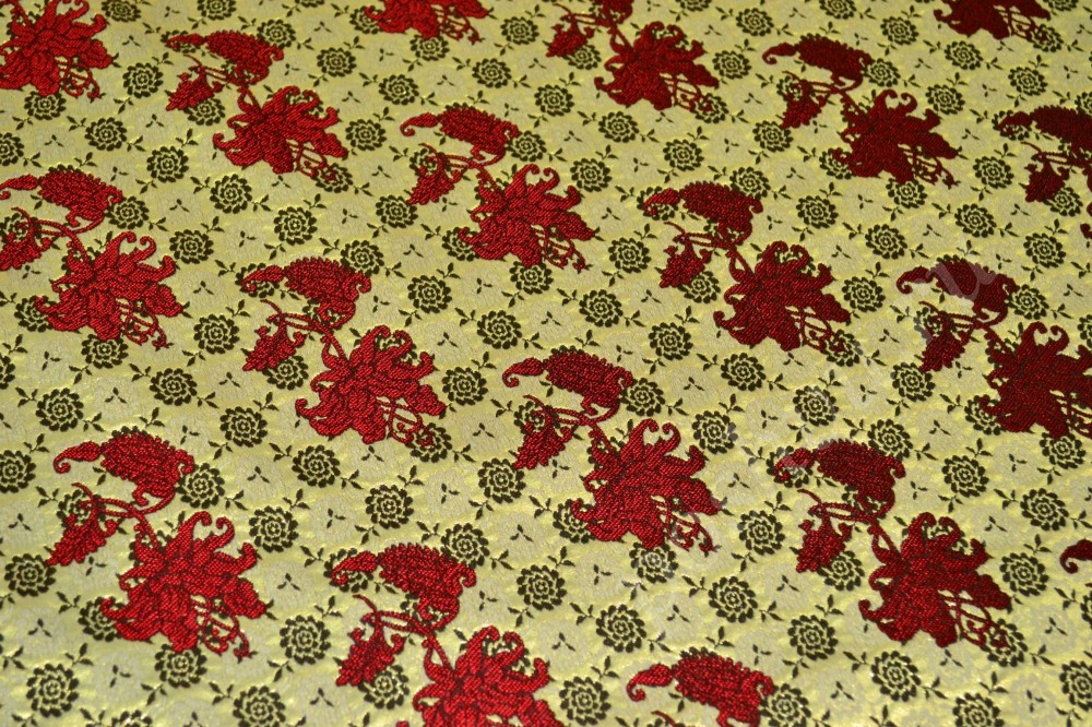 Ткань жаккард желто-оливкового оттенка в бордовый цветочный узор