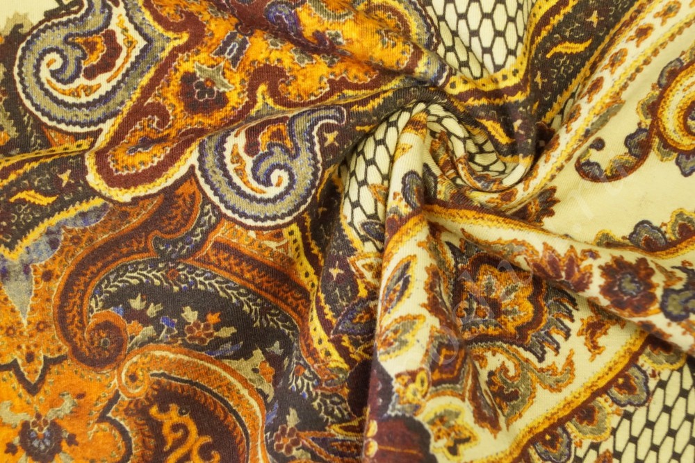 Ткань трикотаж желто-коричневого оттенка с орнаментом