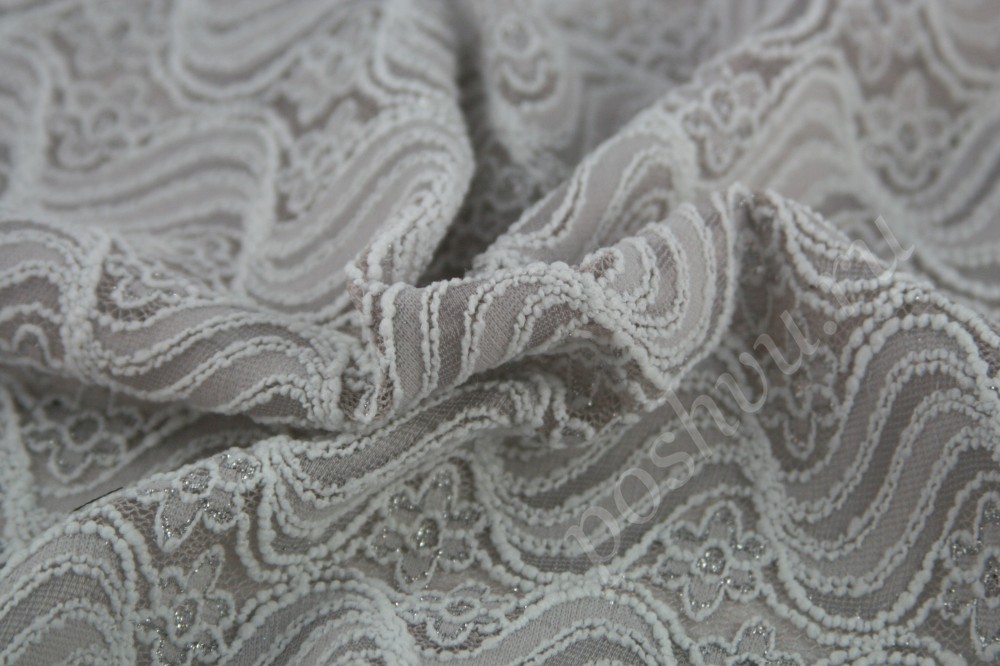 Белая трикотажная ткань с оригинальной вышивкой со скидкой